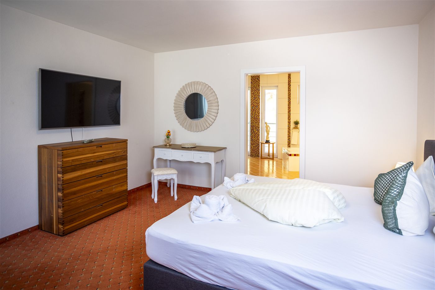 Familienzimmer mit Schminkecke und Blick zum Badezimmer