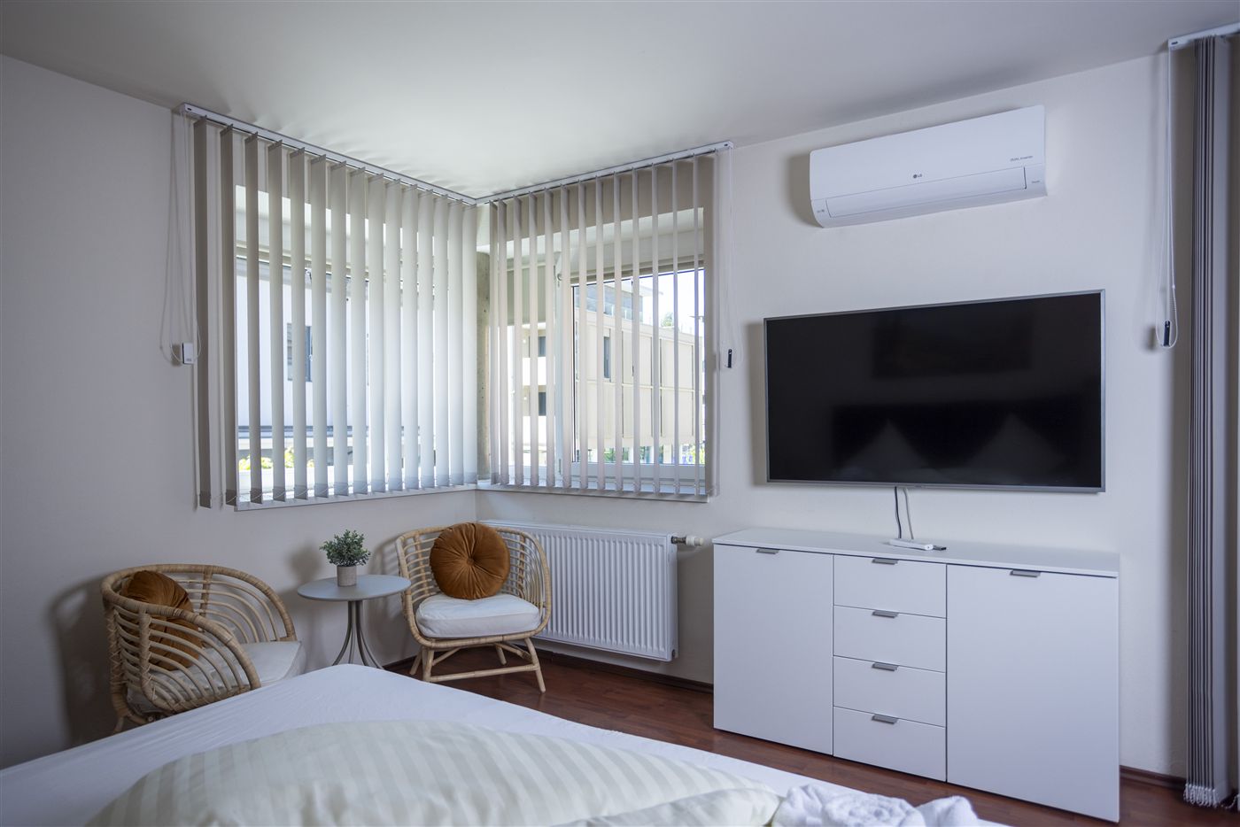 Sitzecke und Ausstattung im Apartment Mediterranea
