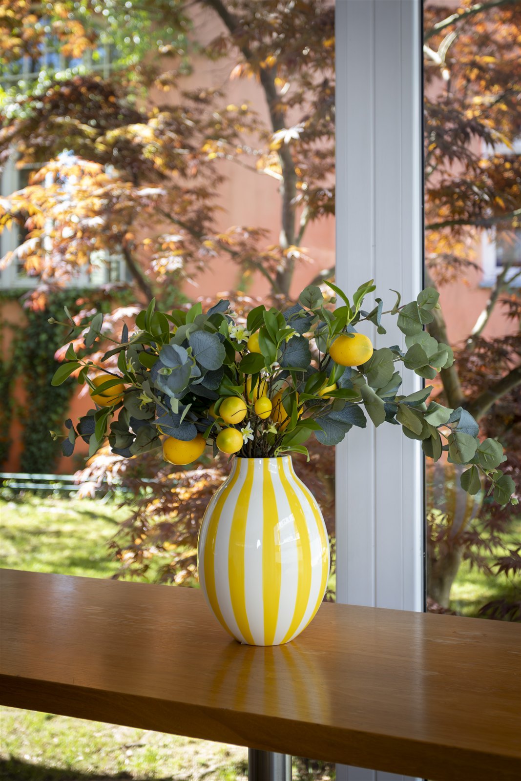 Zitronenarrangement mit Blick in den Garten der Villa 216
