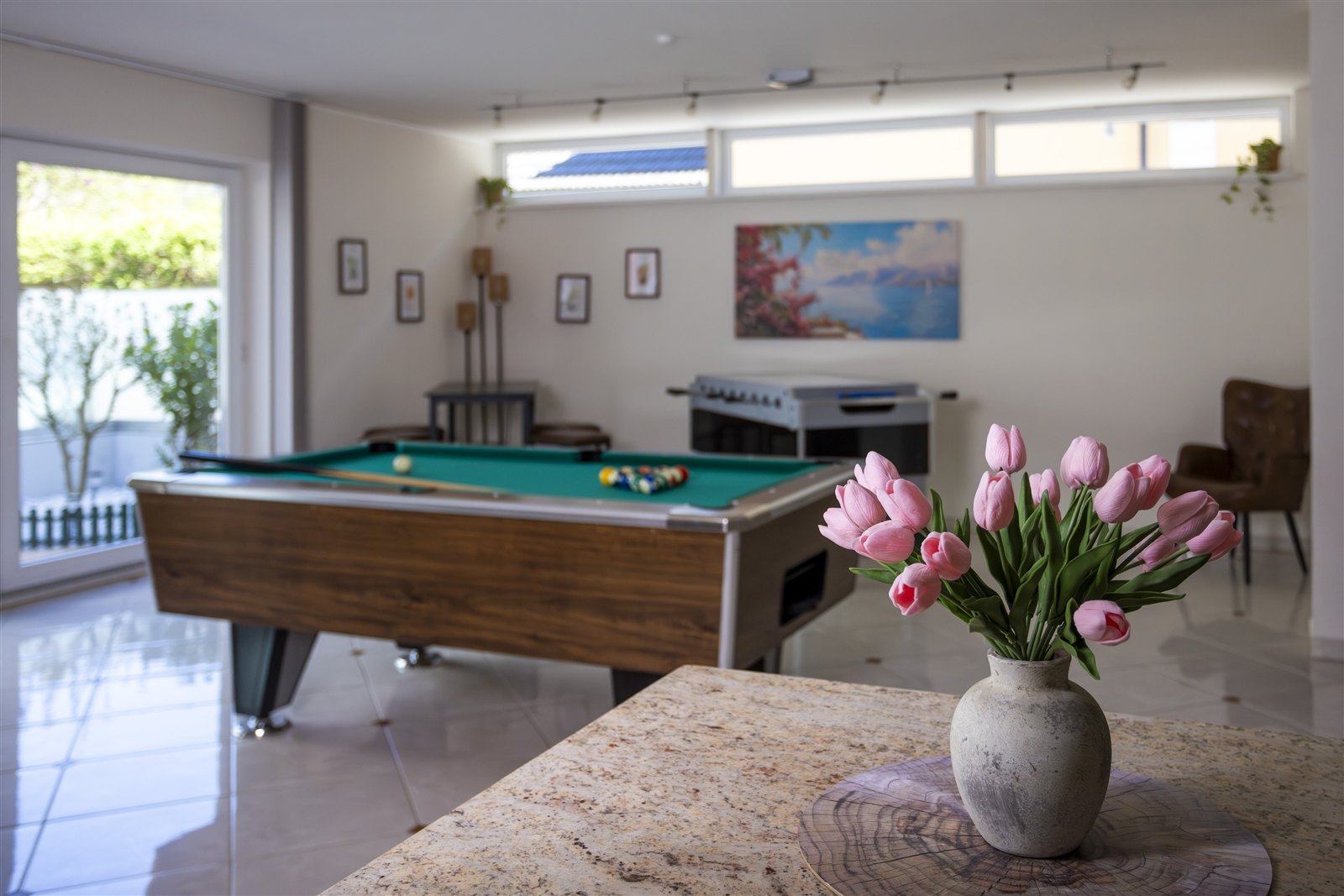 Gemeinschaftsbereich der Villa 216 mit Billardtisch und Tischfußball