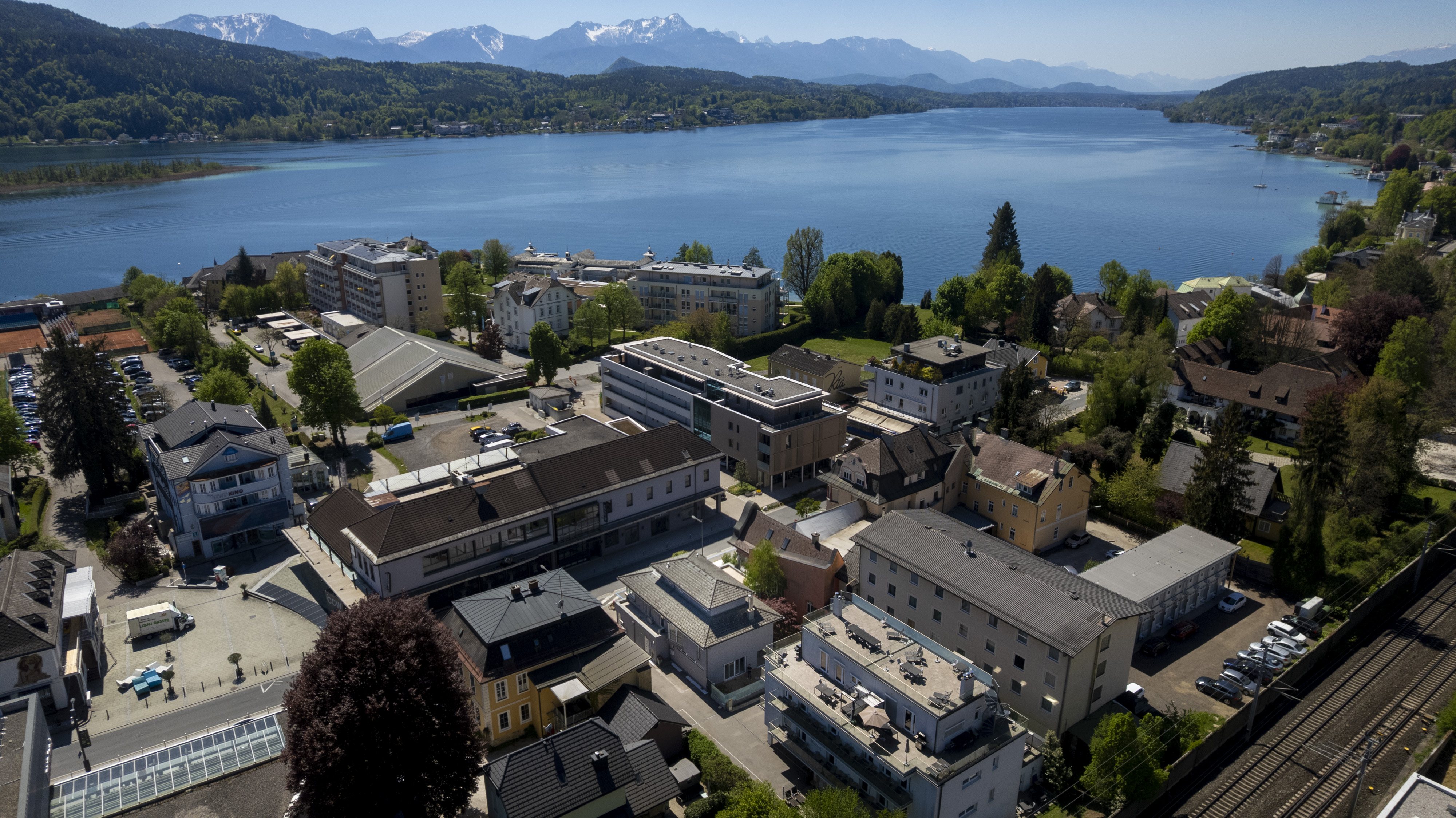 Drohnenaufnahme von Pörtschach und dem Wörthersee